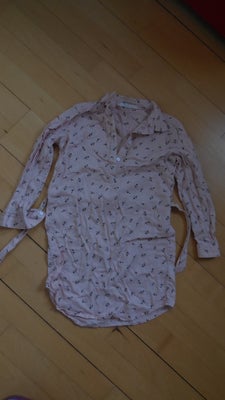 Kjole, skjortekjole, H & M, str. 122, lyserød med blomsterprint (en lille plet på maven - se billede