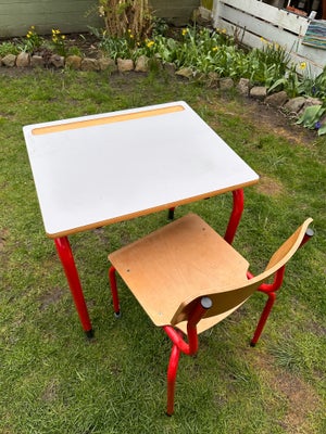 Skolebord, Retro, Retro skolebord med stol sælges. Kan justeres i højde både stol og bord. Bordet må