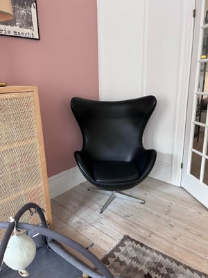 Arne Jacobsen, Ægget , Ægget Dreje stol - Sort læder - semi anilin læder, Købt ved Modern Classics. 