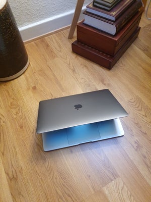 MacBook Air, 13" retina, model 2020, Dual-Core Intel Core i 3, 1,1 GHz, 8 GB ram, 256 GB harddisk, P