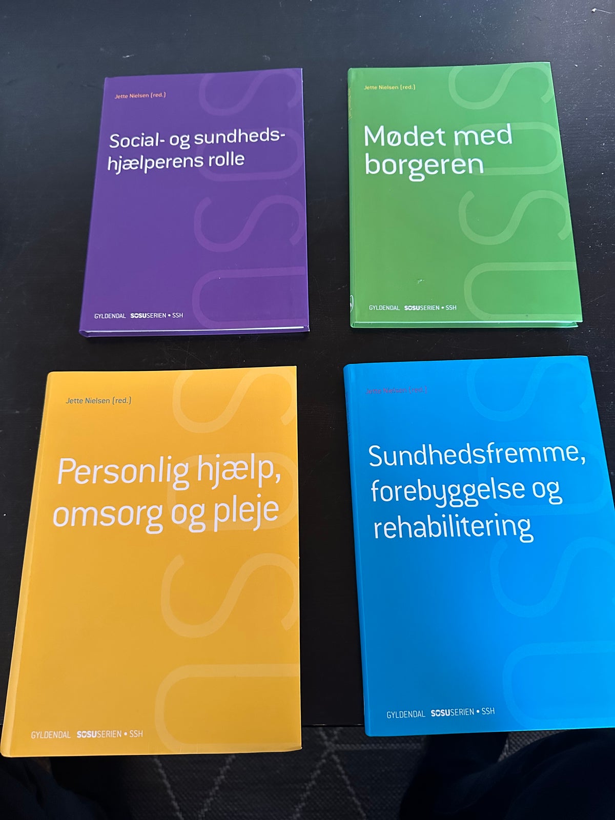 SOSU-hjælper bøger , Jette Nielsen, år 2017