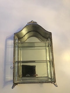 Smykkeskrin, 
 designet af Lisbet Dahl med glashylder og spejlbaggrund
B=19cm
H= 32cm
D= 10cm

Butik