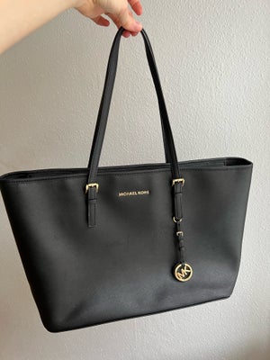 Shopper, Michael Kors, læder, Tote bag from Michael Kors. Its in a very good condition and has a spa