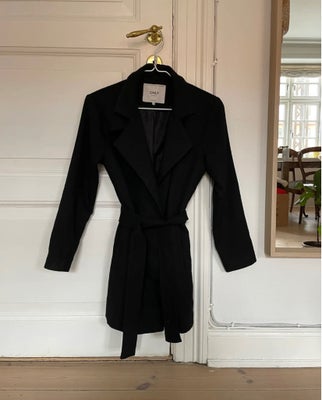Trenchcoat, str. 34, ONLY,  God men brugt, Trenchcoat i flot stand, dog lidt fnulret. 

Kan sendes e