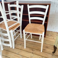 Spisebordsstol, Fire hvidmale træstole med fletsæde.