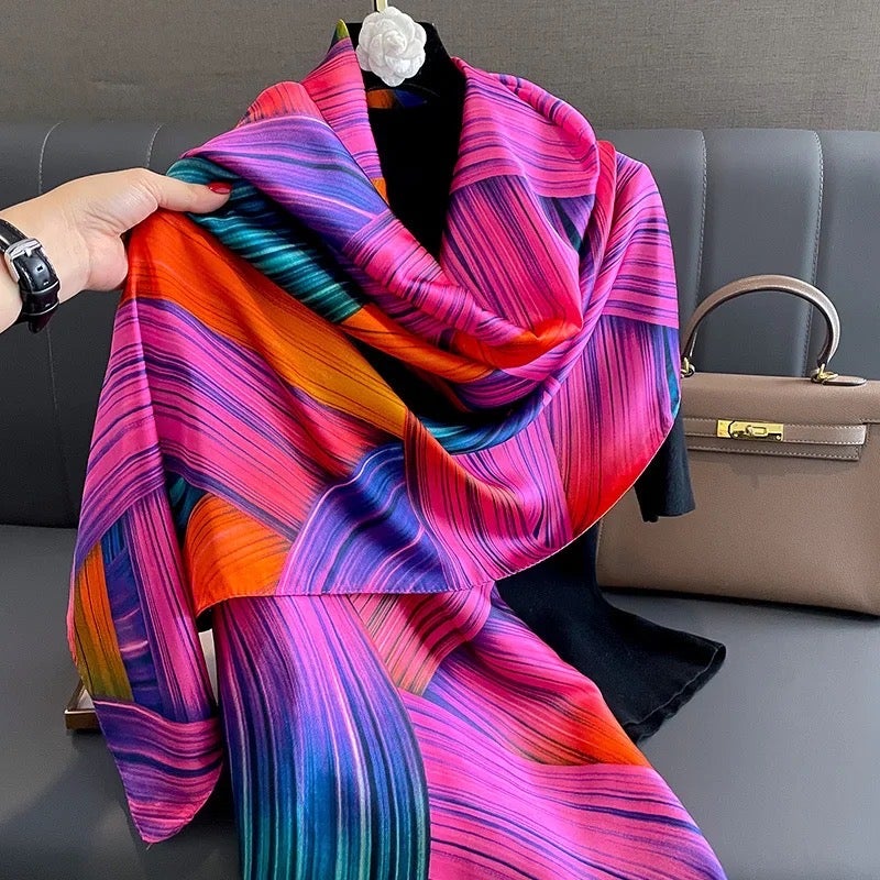 Tørklæde, Smukt multifarvet tørklæde i silke / satinlook,