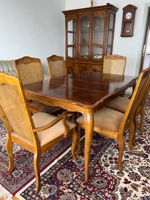 Spisebord m/stole, Smukt ældre spisestuebord m/2 eks plader og 6 stole sælges for kr. 3.000. 
Alle 6