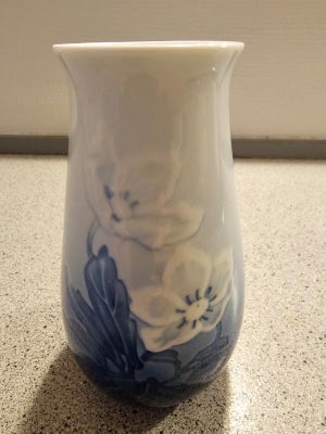 Vase B&G julerose, B&G, Smuk lille vase fra B&G med julerose dekoration. 
Smukke klassiske blå nuanc