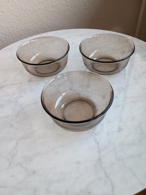 Glas, Små skåle, Arcoroc, Tre små skåle i farven smoky.. Pris pr stk 25kr, alle tre for 65kr.