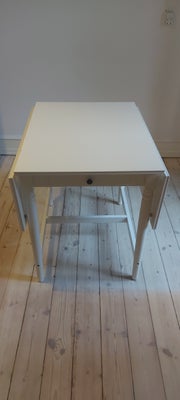 Spisebord, b: 59 l: 78, Bord med udtræk fra Ikea. 
To tillægsplader a 29 cm
Hvid
Har et par slåmærke