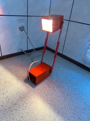 Anden bordlampe, Louis Poulsen Lampetit, Lampetit bordlampe i retro orange farve 
Der er knækket et 