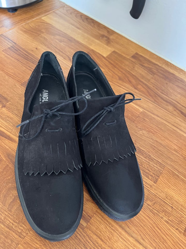 Loafers, str. 38, Angulus