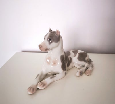 Figur, Ukendt, Porcelæn figur af hund, Grand danois. 
ukendt producent.
Måler længde 25 cm. 
13.5 cm