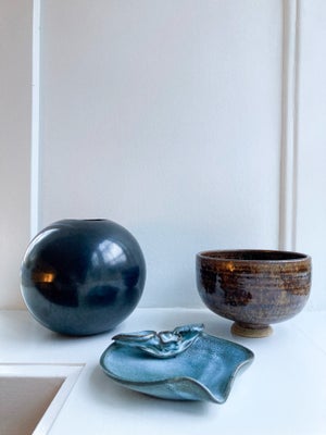 Keramik, Vase, Sort kuglevase m. “Handmade” etiket, ukendt ophav. Fremragende stand, med lille produ