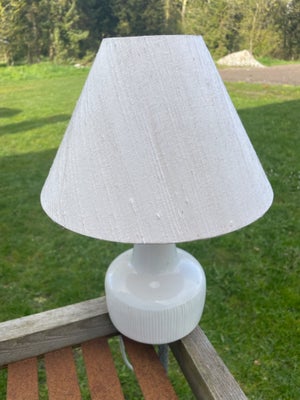 Lampe, Bordlampe i hvid porcelæn med diskret rillet mønster på foden. Højde 35 incl skærm. Sender ge
