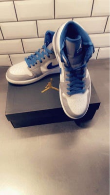 Sneakers, Air Jordan, str. 41,  Grå/hvid/blå,  Næsten som ny, Air Jordan sko sælges! 
Kun brugt en e