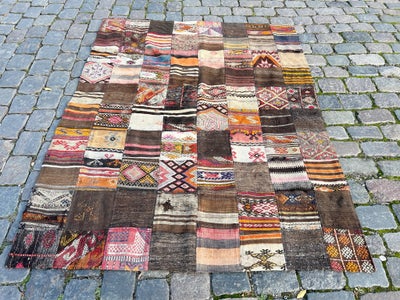 Løse tæpper, Kelim Patchwork tæppe med patina hist og pist, mål: 160 x 205 cm

Kan evt. leveres + kø