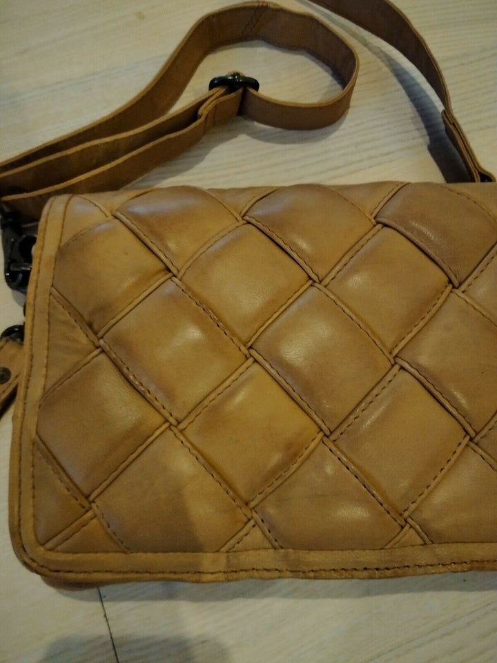 Crossbody, Depeche