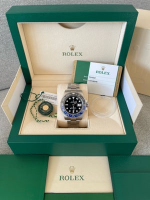 Herreur, Rolex, Rolex GMT Master ref 116710blnr Batman sælges.
Uret kommer som et komplet sæt med bo