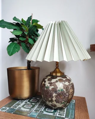 Anden bordlampe, Virkelig fin lampe. Porcelæn med lys pistaciegrøn krakelé glasur og med messing det