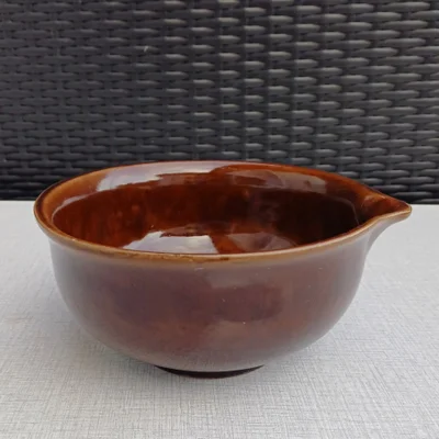 Keramik, Retro skål med hældetud, Strehla, Strehla.
7056/2.

Skål med hældetud.
Ingen skår eller afs