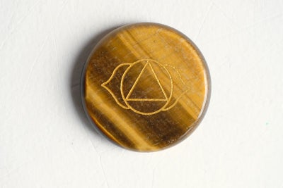 Smykker og sten, Krystal med symbolet for solar plexus chakret, Vægt: ca 10 g

Diameter; ca 3 cm - s