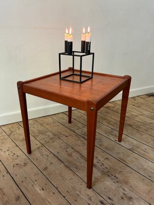 Sofabord, Retro teak sofabord / sidebord i pæn stand, mål: 44 x 45 x H: 46,5 cm

Kan evt. leveres + 