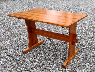 Spisebord, Spise/skrivebord i fyrretræ.
Brugt, men pænt.
73,5 x 109 cm, højde 74 cm