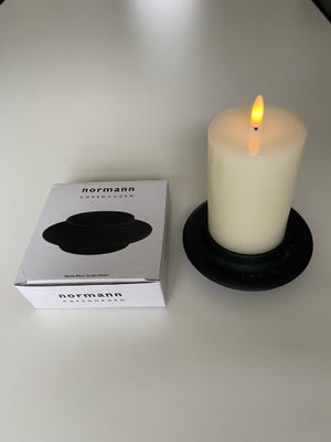 Lysestage til bloklys, Normann Copenhagen, “Heima” lysestage til bloklys i sort jern fra Normann Cop