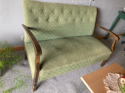 Sofa, Super fin gammel sofa i grønt stof og med armlæn i træ.

I pæn stand. Fra røg- og dyrefrit hje
