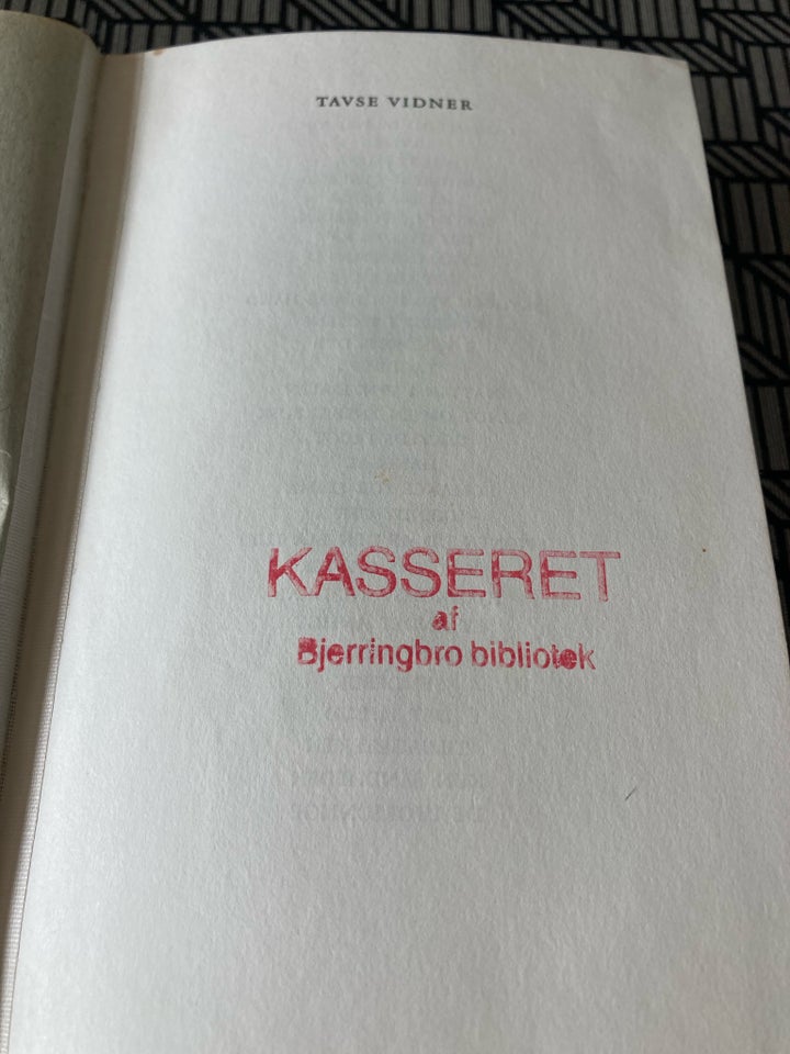 Tavse vidner , Poul Ørum, genre: krimi og spænding