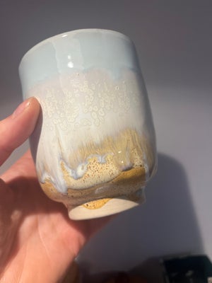 Keramik, Kop, Studio AARHUS, Fin håndlavet keramik kop. Pastel farver. Lidt tyk glasur. Så mange fin