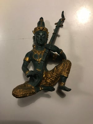 Skulptur, Lille Buddah med strenge instrument i formentlig bronze (grøn) med guld bemaling. Massiv. 