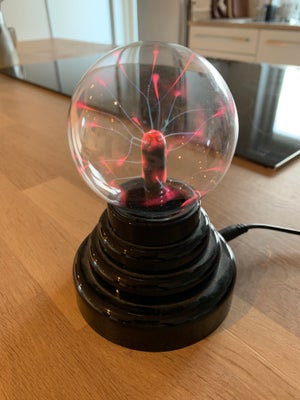 Anden bordlampe, Fed lille lampe til værelset med USB-stik. Kan sende video af lampens funktion over