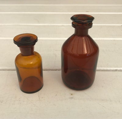 Glas, Medicin flasker, 2 små brune medicin flasker. 30 cl og 100 cm. Schott & Gen. Højde 8 og 11 cm.