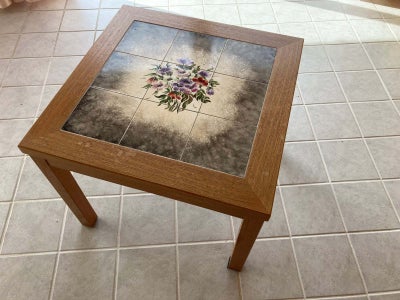 Kakkelbord, teaktræ, b: 60 l: 60 h: 57, Fint lille kakkelbord med blomster motiv i teak.