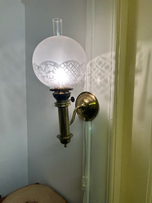 Væglampe, Væglampe i messing og glas 
Vintage med glødepærer 
Hyggelig og romantisk belysning 
Sælge