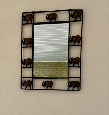 Vægspejl, Vægspejl i jern med træ og jern elefanter. Højde 43 cm. Brede 33 cm. Pris 200 kr.         