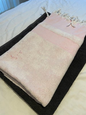 Håndklæde, 2 x badehåndklæder i frotté
Det grå er kæmpe stort og det lyserøde er lidt mindre, men st