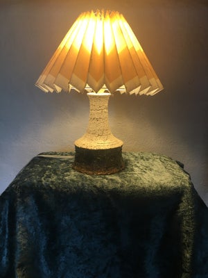 Anden bordlampe, Bartholdy keramik Denmark, Flot og fejlfri mindre keramik bordlampe i brunlige nuan