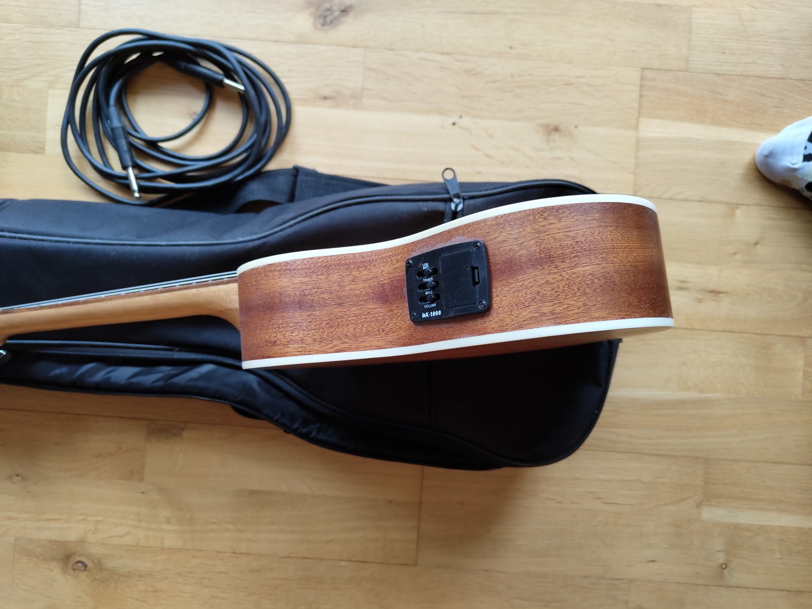 Halvakustisk tenor ukulele, Classic Cantabile US-100PU S