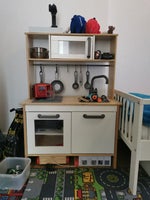 Køkken, Køkken med masser af maskiner og madvarer, Ikea