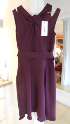 Anden kjole, Karen Millen, str. S,  Lilla/aubergine,  Polyester,  Ubrugt, Ny kjole. Str EU 36. Aldri