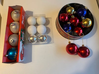 Julepynt, Forskellige julekugler, mener de er i plast.
De 4 kugler koster 15 kr.
De 6 kugler i midte