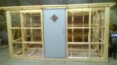 Tømmer, 10 m2 trækonstruktion uden beklædninger m.m. Usamlet . Opdelt i rammer og løsdele for transp