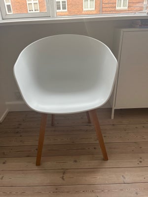 Spisebordsstol, Hay, AAC22 stol fra hay i hvid med stel i eg, der er sæbebehandlet. 
Stolen har prim