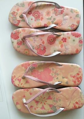 Sandaler, str. 37, Japansk,  Kunststof,  Ubrugt, To par ubrugte klip-klapper med japanske blomster m