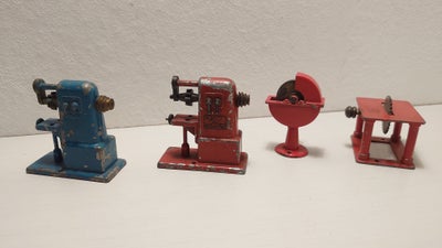 Dampmaskine, Tekno/Langes, 4 stk Tekno/Langes redskaber, som er følgende:
2 stk drejebænke. Den røde