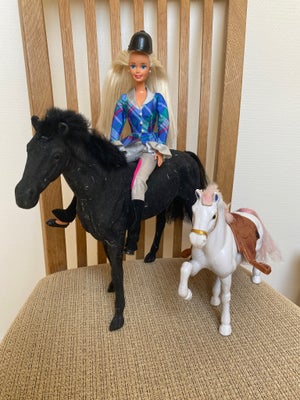 Barbie, Horse riding Barbie + heste, Sender gerne, på købers regning

Mattel 1994
Ekstra sko medfølg