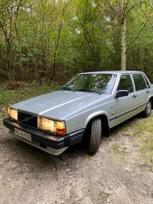 Volvo 740, 2,3 GL, Benzin, 1988, 4-dørs, Volvo 740 Fin veteranbil og køre godt  
fin indtræk blå men